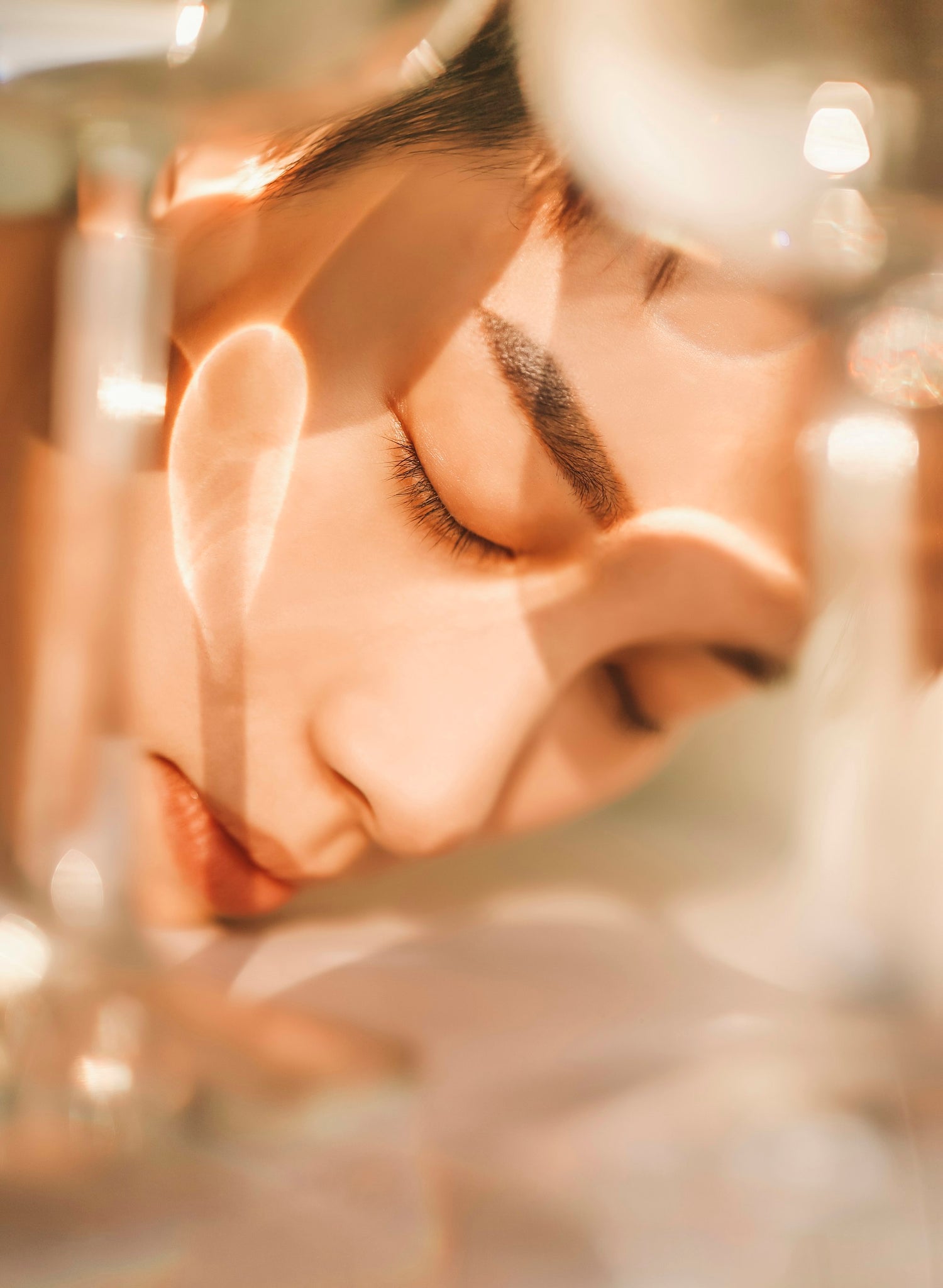 Retrato de mujer con la piel cuidada, luz cálida