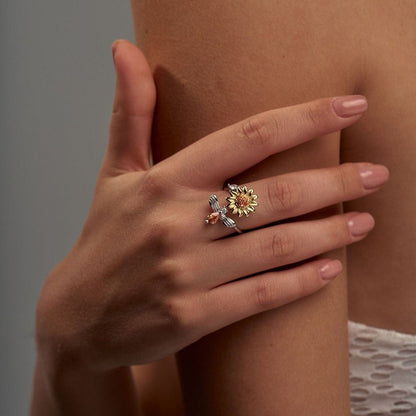 SunSpin Serenity™ – El anillo que calma tu mente y embellece tus manos